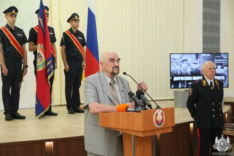 Дорогами мужества и чести. Во Дворце Республики состоялась презентация первого в истории государства художественно-публицистического издания «Дорогами мужества и чести», посвящённого ветеранскому движению органов внутренних... Дорогами мужества и чести. Во Дворце Республики состоялась презентация первого в истории государства художественно-публицистического издания «Дорогами мужества и чести», посвящённого ветеранскому движению органов внутренних...