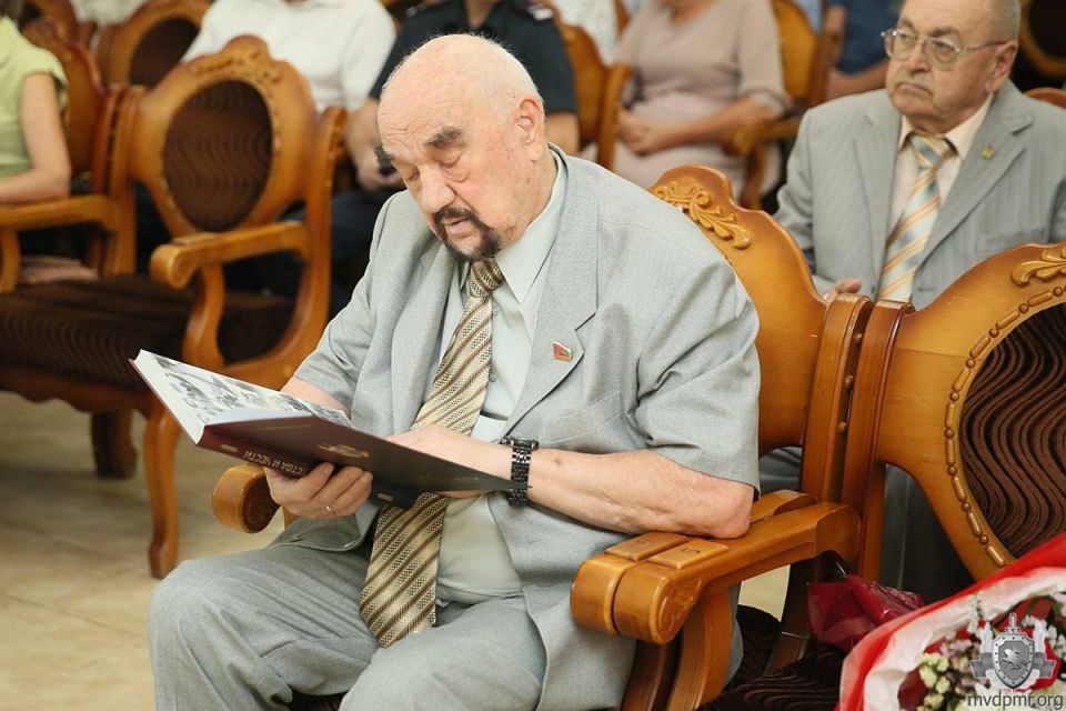 Дорогами мужества и чести. Во Дворце Республики состоялась презентация первого в истории государства художественно-публицистического издания «Дорогами мужества и чести», посвящённого ветеранскому движению органов внутренних... Дорогами мужества и чести. Во Дворце Республики состоялась презентация первого в истории государства художественно-публицистического издания «Дорогами мужества и чести», посвящённого ветеранскому движению органов внутренних...