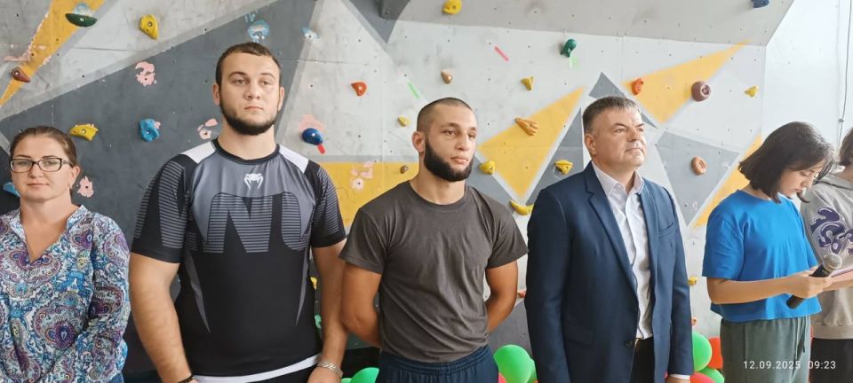 Сегодня в школе №15 г. Бендер прошёл спортивный проект «Зарядка с чемпионом» Сегодня в школе №15 г. Бендер прошёл спортивный проект «Зарядка с чемпионом»