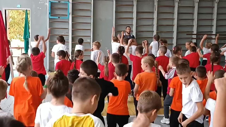 Полный спортзал школьников прыгает и машет руками вместе с приднестровскими боксёрами