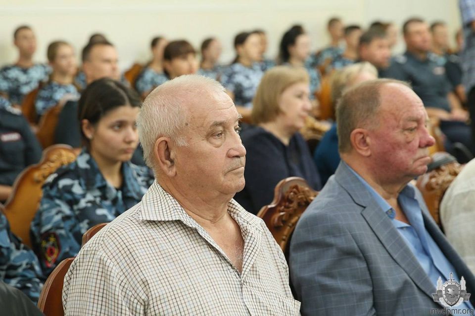 Дорогами мужества и чести. Во Дворце Республики состоялась презентация первого в истории государства художественно-публицистического издания «Дорогами мужества и чести», посвящённого ветеранскому движению органов внутренних... Дорогами мужества и чести. Во Дворце Республики состоялась презентация первого в истории государства художественно-публицистического издания «Дорогами мужества и чести», посвящённого ветеранскому движению органов внутренних...