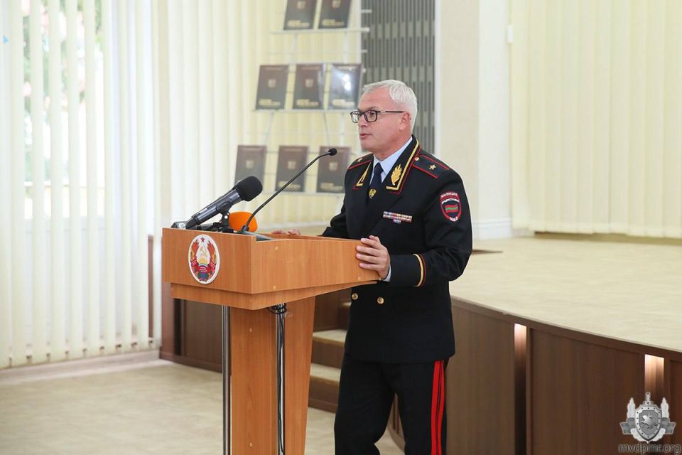 Дорогами мужества и чести. Во Дворце Республики состоялась презентация первого в истории государства художественно-публицистического издания «Дорогами мужества и чести», посвящённого ветеранскому движению органов внутренних... Дорогами мужества и чести. Во Дворце Республики состоялась презентация первого в истории государства художественно-публицистического издания «Дорогами мужества и чести», посвящённого ветеранскому движению органов внутренних...