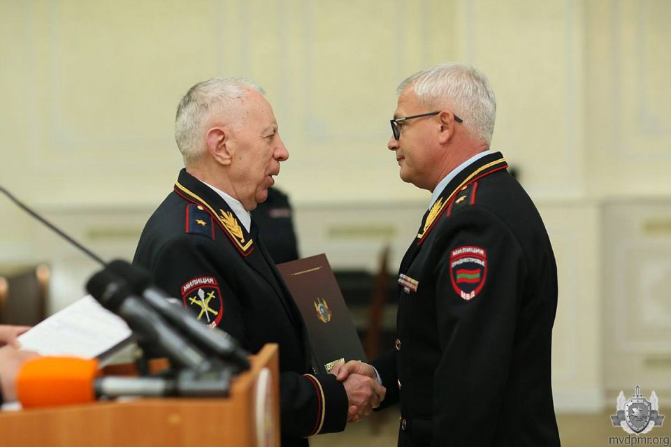 Дорогами мужества и чести. Во Дворце Республики состоялась презентация первого в истории государства художественно-публицистического издания «Дорогами мужества и чести», посвящённого ветеранскому движению органов внутренних... Дорогами мужества и чести. Во Дворце Республики состоялась презентация первого в истории государства художественно-публицистического издания «Дорогами мужества и чести», посвящённого ветеранскому движению органов внутренних...