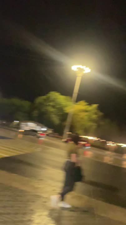 Парни с гитарами посвятили песню девушке на остановке в центре Тирасполя