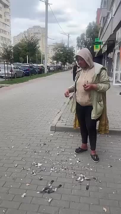 В центре Ясс 54-летняя местная жительница неопрятного вида