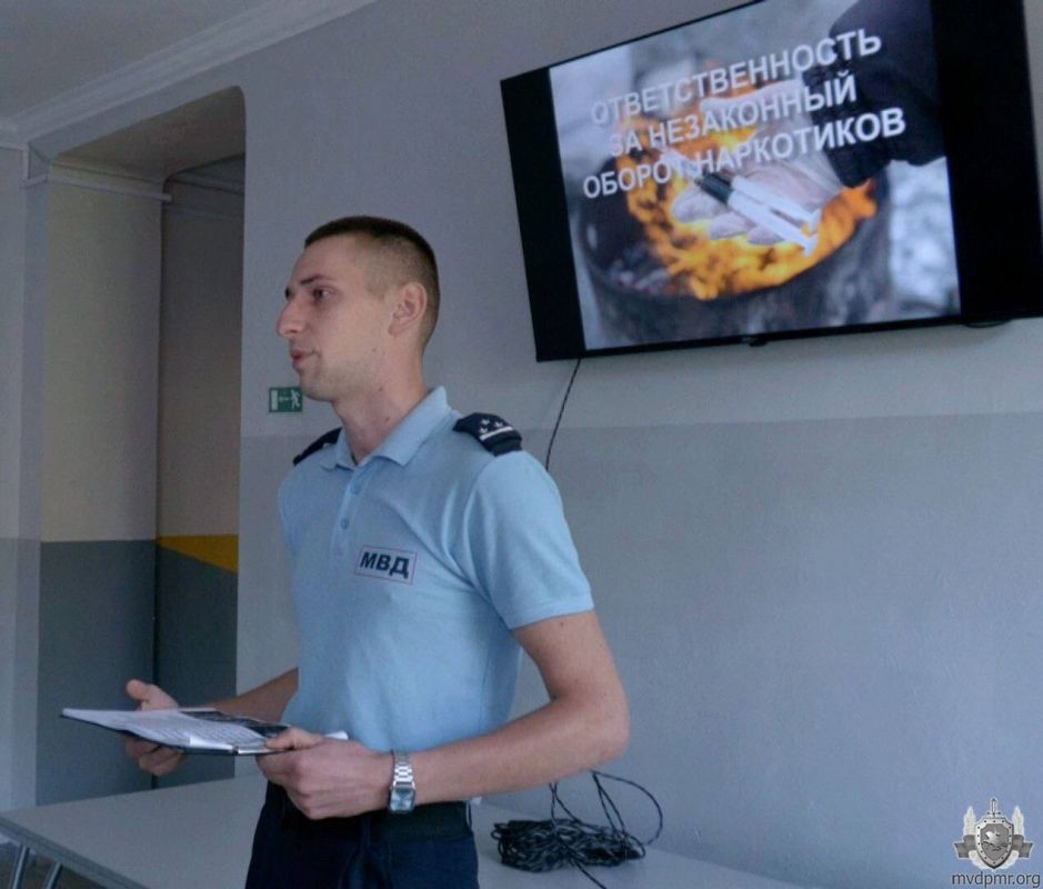 Школы без буллинга. Открытые уроки на правовые темы в формате диалога с наглядными примерами и видеороликами милиционеры г. Бендеры проводят в средних и старших классах общеобразовательных школ Школы без буллинга. Открытые уроки на правовые темы в формате диалога с наглядными примерами и видеороликами милиционеры г. Бендеры проводят в средних и старших классах общеобразовательных школ