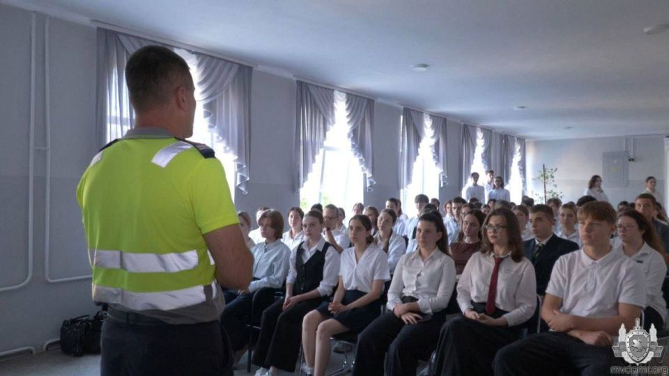 Школы без буллинга. Открытые уроки на правовые темы в формате диалога с наглядными примерами и видеороликами милиционеры г. Бендеры проводят в средних и старших классах общеобразовательных школ Школы без буллинга. Открытые уроки на правовые темы в формате диалога с наглядными примерами и видеороликами милиционеры г. Бендеры проводят в средних и старших классах общеобразовательных школ