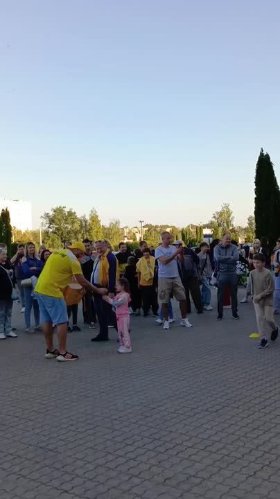 Эльдар Джабраилов раздаёт призы за забитый гол