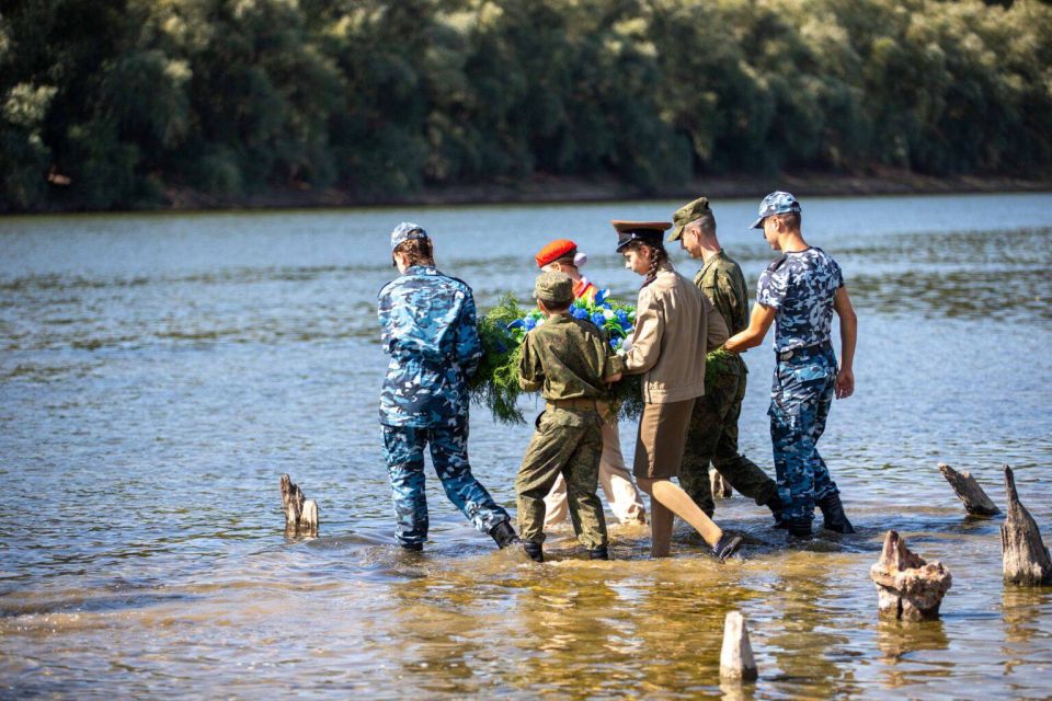 ДНЮ ТАНКИСТА ПОСВЯЩАЕТСЯ. В канун празднования Дня танкиста у памятного знака «Танковая переправа» прошли торжественные мероприятия ДНЮ ТАНКИСТА ПОСВЯЩАЕТСЯ. В канун празднования Дня танкиста у памятного знака «Танковая переправа» прошли торжественные мероприятия