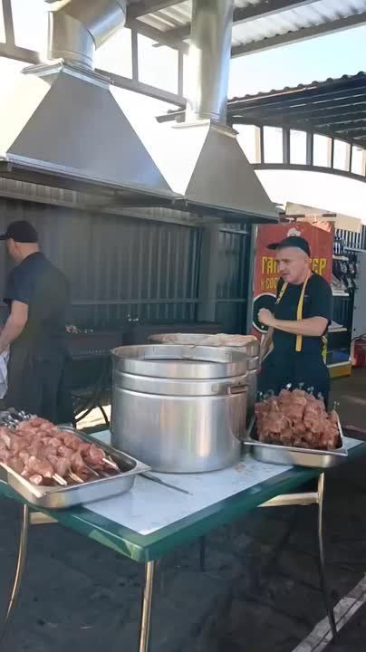 Шашлык готовится, на выбор есть куриный и свиной