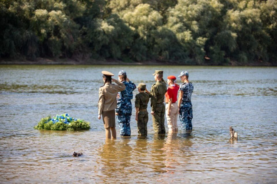 Суворовцы, курсанты Военного института и юнармейцы спустили на воду венок у знака «Танковая переправа» в Суклее