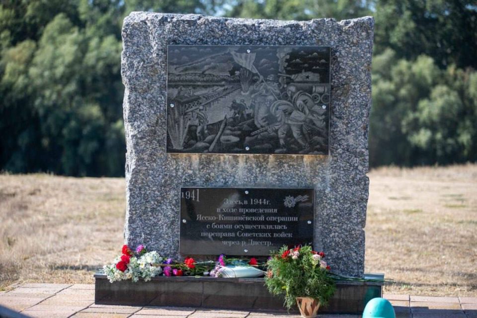 У памятного знака «Танковая переправа» в с. Суклея почтили память солдат, погибших в 1944 году У памятного знака «Танковая переправа» в с. Суклея почтили память солдат, погибших в 1944 году