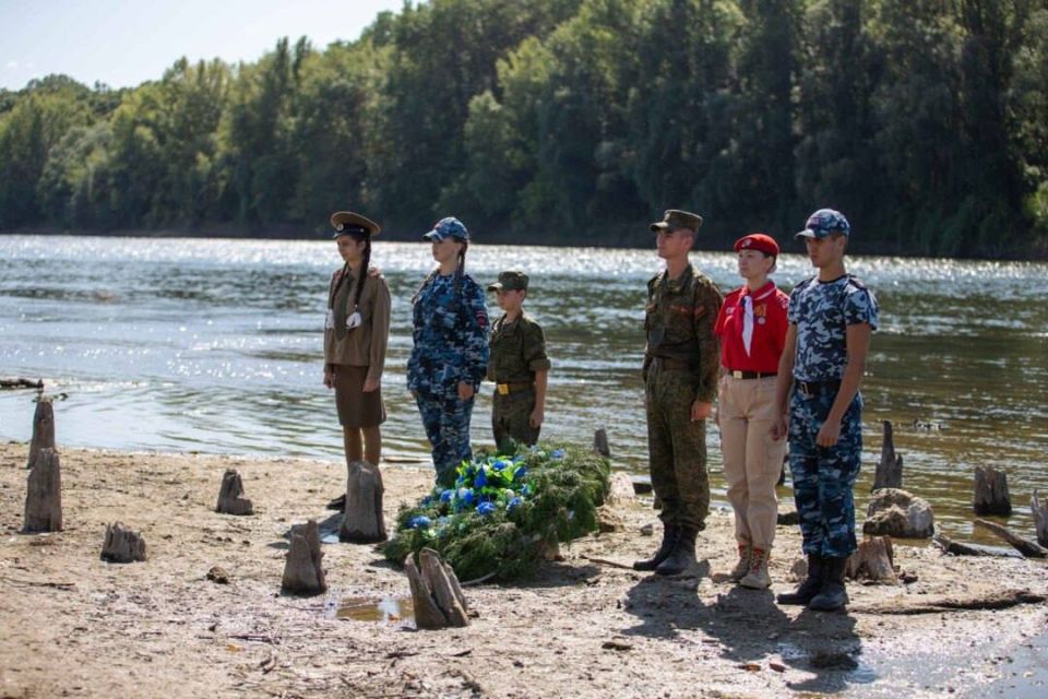 У памятного знака «Танковая переправа» в с. Суклея почтили память солдат, погибших в 1944 году У памятного знака «Танковая переправа» в с. Суклея почтили память солдат, погибших в 1944 году