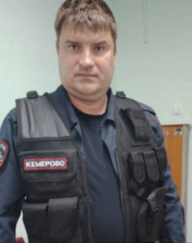Автослесарь купил полицейскую форму и ловил самокатчиков и электровелосипедистов в Кемерово — в итоге мужчина задержан Автослесарь купил полицейскую форму и ловил самокатчиков и электровелосипедистов в Кемерово — в итоге мужчина задержан