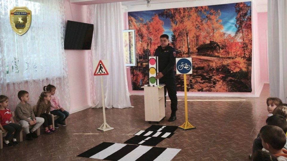 В гостях у первоклашек. Как вести себя на дороге и какие бывают «дорожные ловушки»? Эти вопросы регулярно обсуждают со школьниками сотрудники Госавтоинспекции В гостях у первоклашек. Как вести себя на дороге и какие бывают «дорожные ловушки»? Эти вопросы регулярно обсуждают со школьниками сотрудники Госавтоинспекции