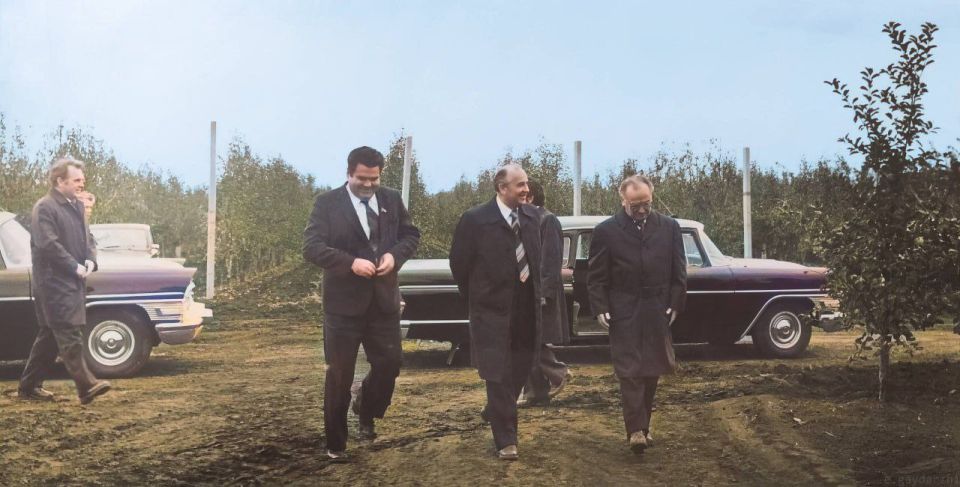 Михаил Горбачёв и В.А. Проценко в Межколхозном саду в Первомайске, 1979 год Михаил Горбачёв и В.А. Проценко в Межколхозном саду в Первомайске, 1979 год