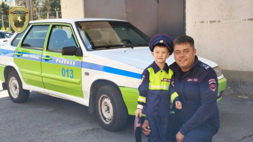 В гостях у первоклашек. Как вести себя на дороге и какие бывают «дорожные ловушки»? Эти вопросы регулярно обсуждают со школьниками сотрудники Госавтоинспекции В гостях у первоклашек. Как вести себя на дороге и какие бывают «дорожные ловушки»? Эти вопросы регулярно обсуждают со школьниками сотрудники Госавтоинспекции