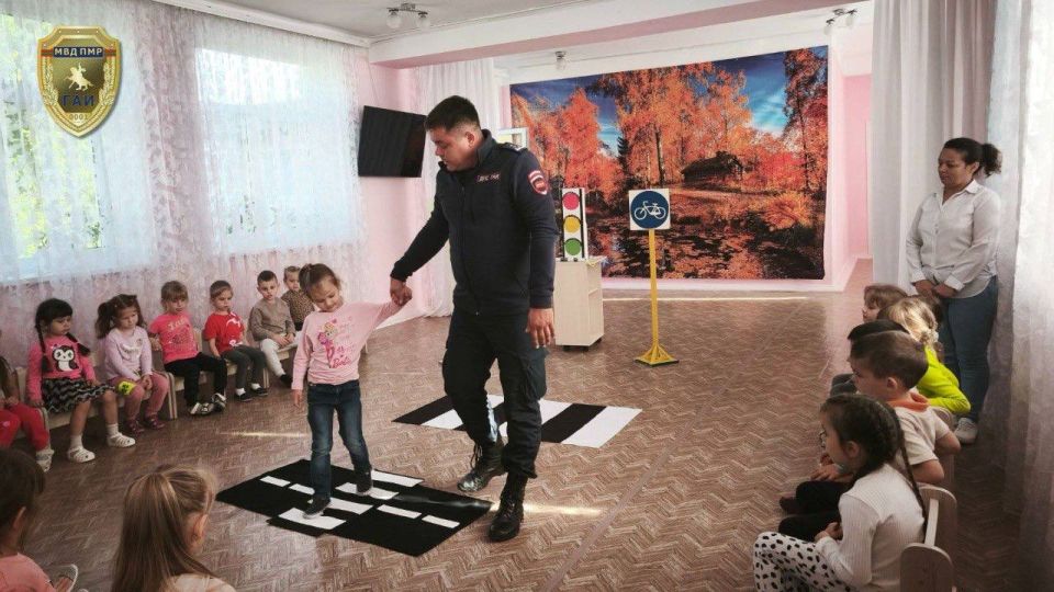 В гостях у первоклашек. Как вести себя на дороге и какие бывают «дорожные ловушки»? Эти вопросы регулярно обсуждают со школьниками сотрудники Госавтоинспекции В гостях у первоклашек. Как вести себя на дороге и какие бывают «дорожные ловушки»? Эти вопросы регулярно обсуждают со школьниками сотрудники Госавтоинспекции