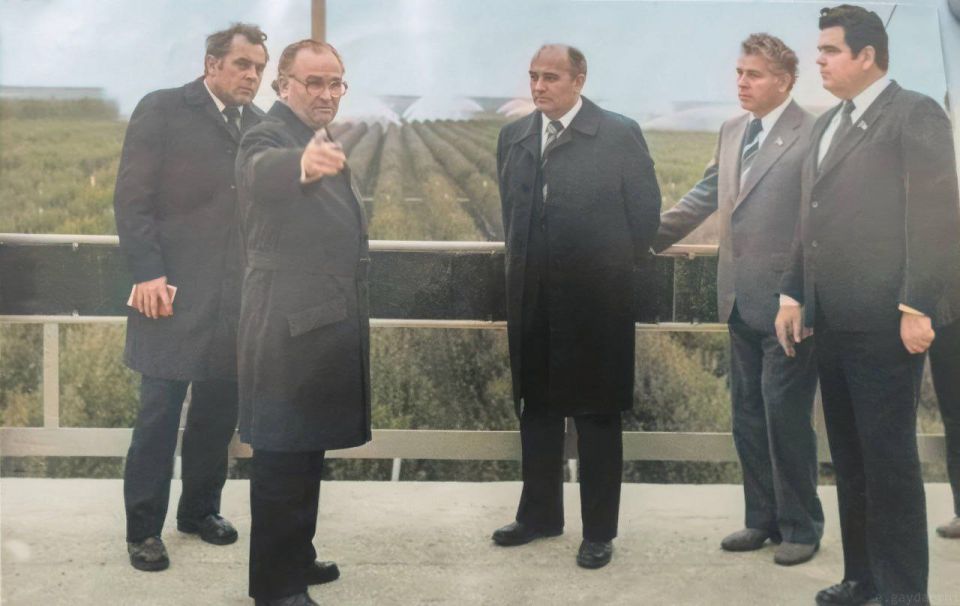 Михаил Горбачёв и В.А. Проценко в Межколхозном саду в Первомайске, 1979 год Михаил Горбачёв и В.А. Проценко в Межколхозном саду в Первомайске, 1979 год