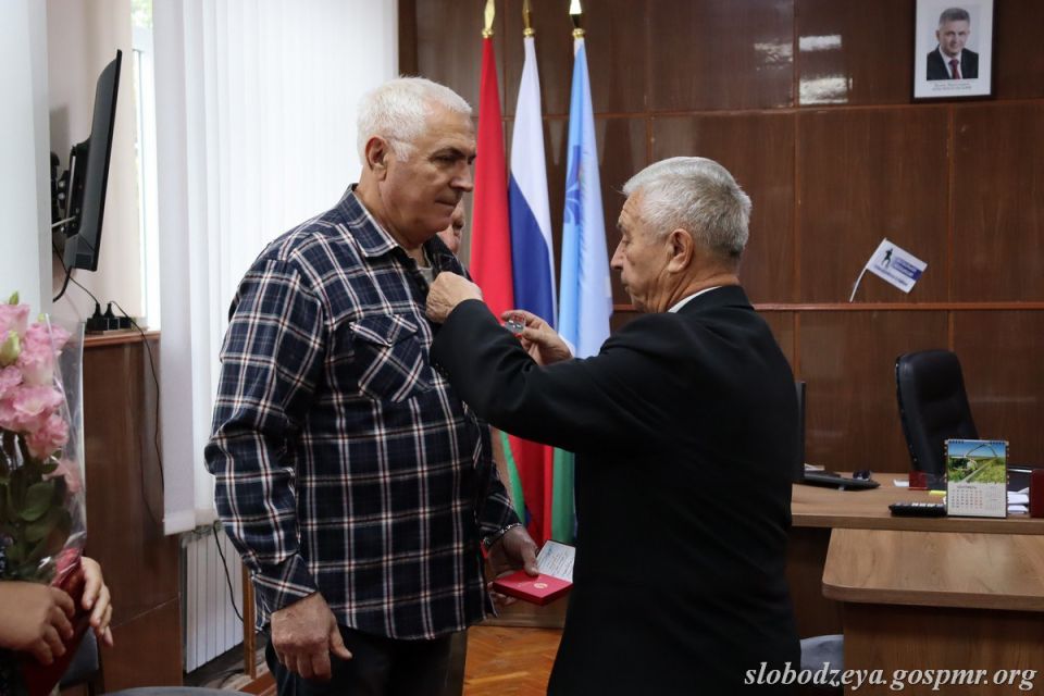 Глава госадминистрации Слободзейского района и города Слободзея Василий Тищенко вручил государственные награды жителям района, внёсшим значительный вклад в развитие родного края и воспитание подрастающего поколения Глава госадминистрации Слободзейского района и города Слободзея Василий Тищенко вручил государственные награды жителям района, внёсшим значительный вклад в развитие родного края и воспитание подрастающего поколения