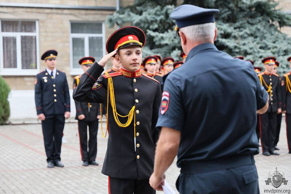 По заслугам и честь. В актовом зале МВД 17 сентября наградили сотрудниц ведомства, принявших участие в параде к 35-летию Приднестровья По заслугам и честь. В актовом зале МВД 17 сентября наградили сотрудниц ведомства, принявших участие в параде к 35-летию Приднестровья