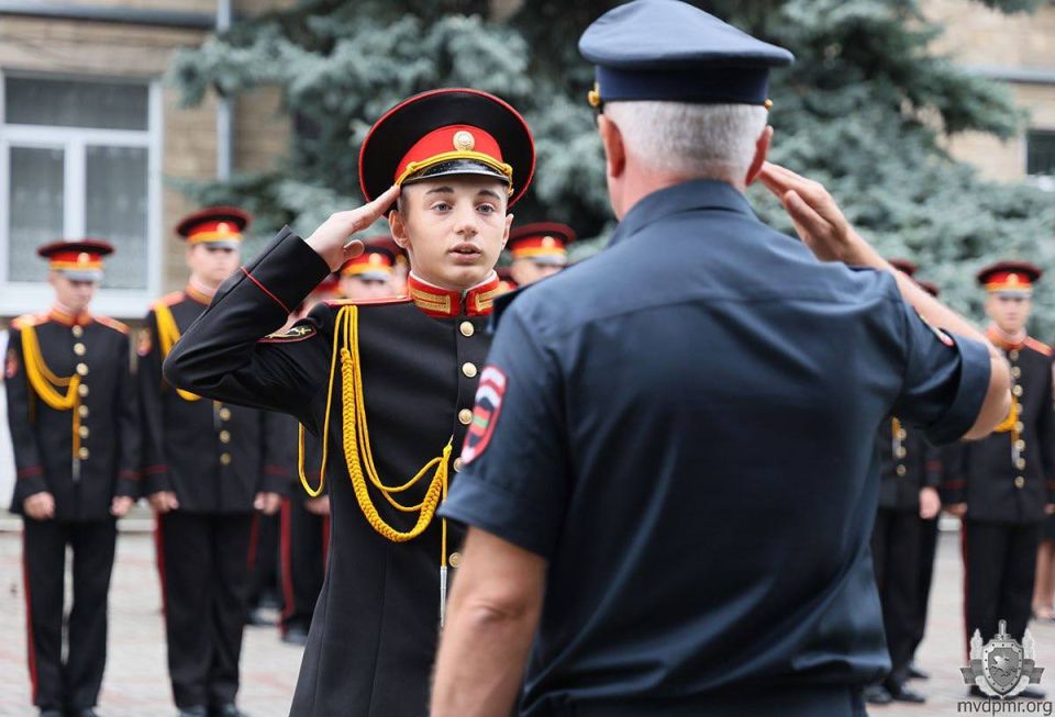 По заслугам и честь. В актовом зале МВД 17 сентября наградили сотрудниц ведомства, принявших участие в параде к 35-летию Приднестровья По заслугам и честь. В актовом зале МВД 17 сентября наградили сотрудниц ведомства, принявших участие в параде к 35-летию Приднестровья
