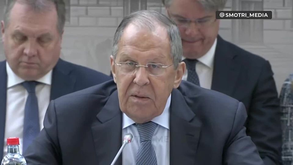 Миротворцы на Украине будут, по сути, оккупационными войсками и законными целями для российских военных, заявил глава МИД РФ Сергей Лавров