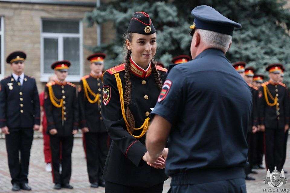 По заслугам и честь. В актовом зале МВД 17 сентября наградили сотрудниц ведомства, принявших участие в параде к 35-летию Приднестровья По заслугам и честь. В актовом зале МВД 17 сентября наградили сотрудниц ведомства, принявших участие в параде к 35-летию Приднестровья