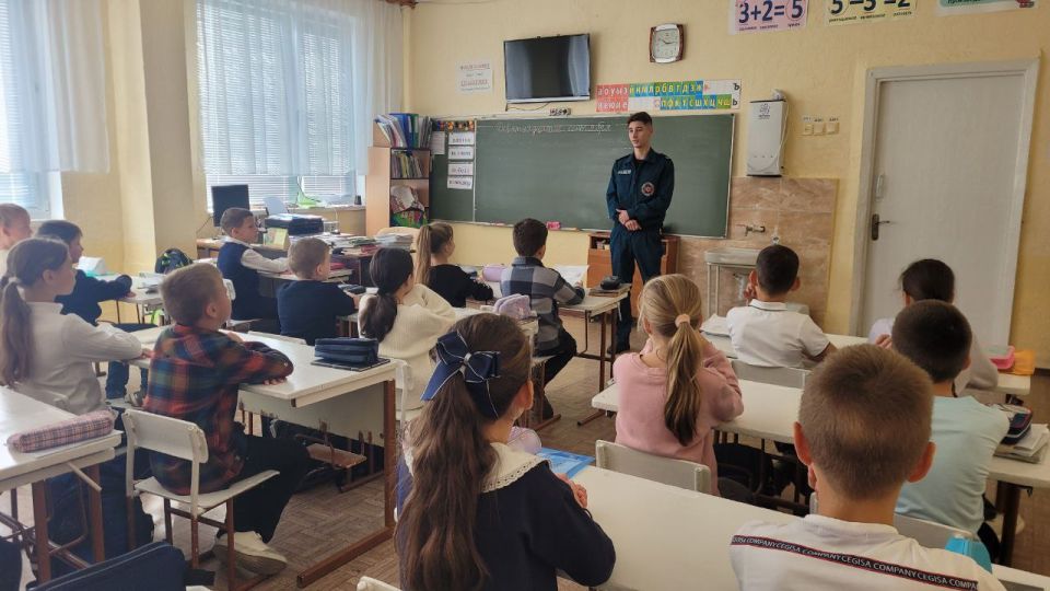 В средней школе № 16 состоялась лекция на тему «Меры безопасности в учебный период», которую провели спасатели ОРВС АПС г. Бендеры В средней школе № 16 состоялась лекция на тему «Меры безопасности в учебный период», которую провели спасатели ОРВС АПС г. Бендеры