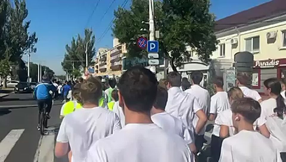 200 парней и девушек бегут по центру Тирасполя