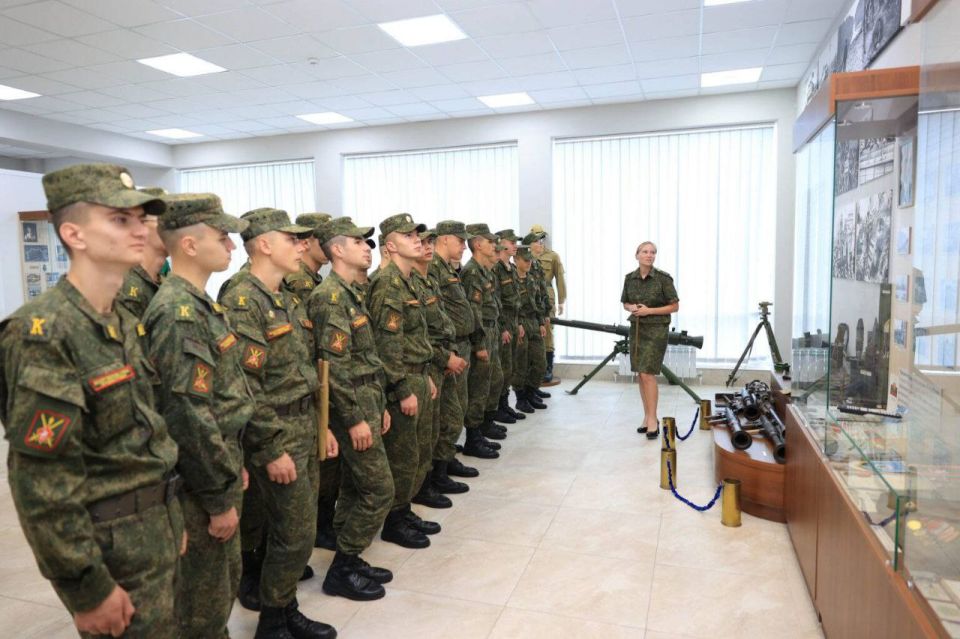 Первокурсники военного института посетили военно-исторический музей Первокурсники военного института посетили военно-исторический музей