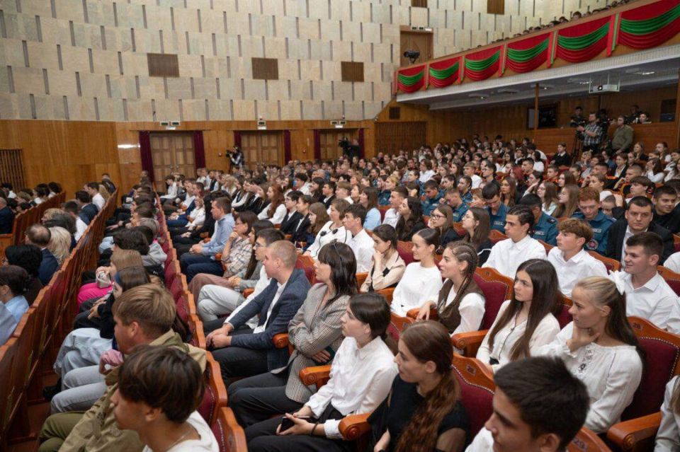 ПРЕЗИДЕНТ ПМР ПРОВЕЛ ОТКРЫТЫЙ УРОК НА ТЕМУ «ИСТОРИЯ ПРИДНЕСТРОВСКОГО НАРОДА» ПРЕЗИДЕНТ ПМР ПРОВЕЛ ОТКРЫТЫЙ УРОК НА ТЕМУ «ИСТОРИЯ ПРИДНЕСТРОВСКОГО НАРОДА»