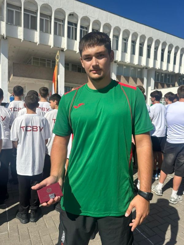 Это Игорь, он занимается греблей и учится в Училище олимпийского резерва