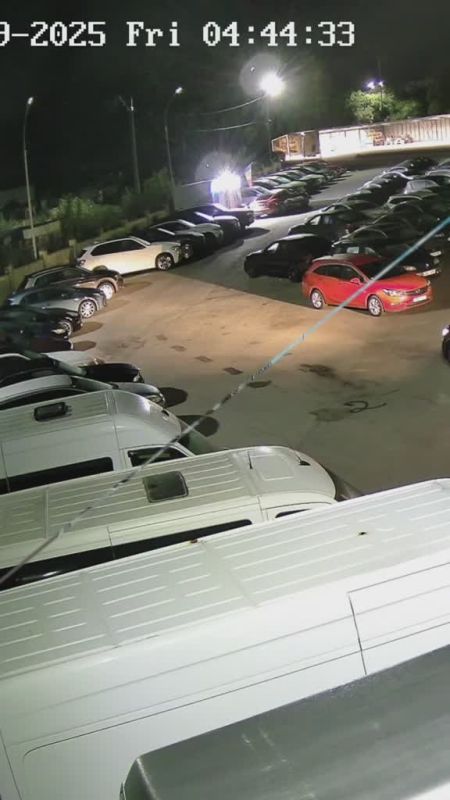 В Новых Гоянах на открытой парковке полностью сгорели четыре автомобиля: видео с поджигателем попало в сеть