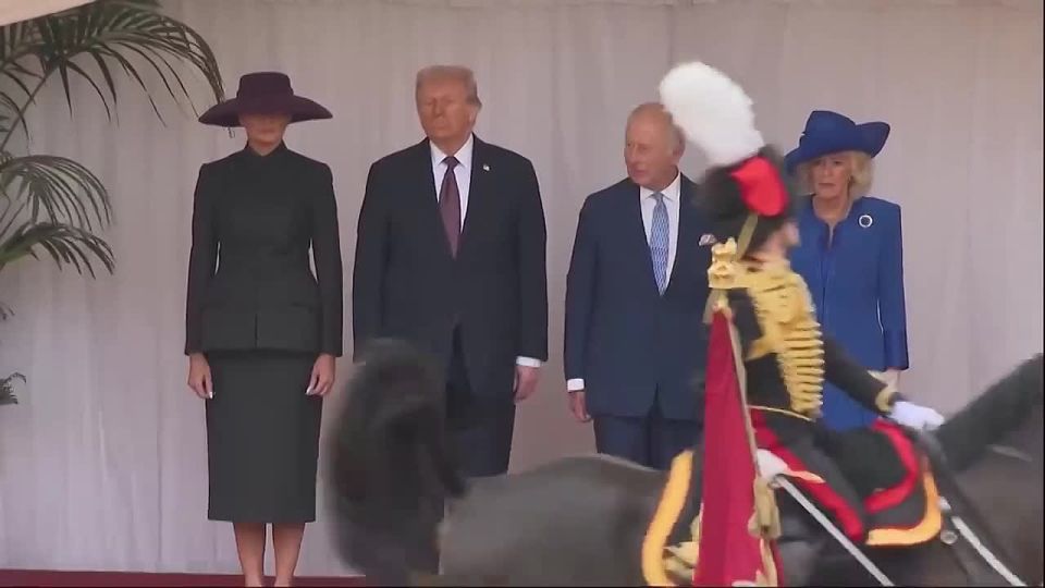 Конь из почётного караула насрал прямо на глазах у Трампа и короля Великобритании Карла III