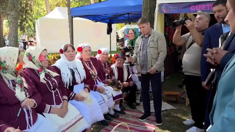 Дно евроинтеграции. Зампред Гагаузии Виктор Петров на межэтническом фестивале в Кишиневе спросил президентку: «Здесь сидят прекрасные дамы — наши бабушки в национальных костюмах. Половина из них оштрафована. Откуда...