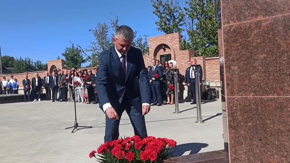 Президент, органы госвласти, военослужащие и жители Дубоссар возложили к Мемориалу жертвам фашизма живые цветы