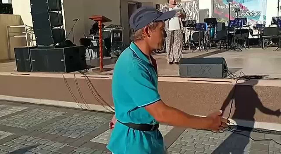 На видео герой, который спас в Слободзее доярку, когда на неё напала корова