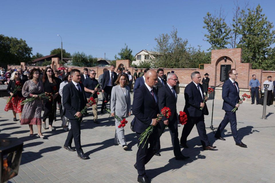 В ДУБОССАРАХ ПОСЛЕ РЕКОНСТРУКЦИИ ОТКРЫЛИ МЕМОРИАЛ ЖЕРТВАМ ФАШИЗМА В ДУБОССАРАХ ПОСЛЕ РЕКОНСТРУКЦИИ ОТКРЫЛИ МЕМОРИАЛ ЖЕРТВАМ ФАШИЗМА