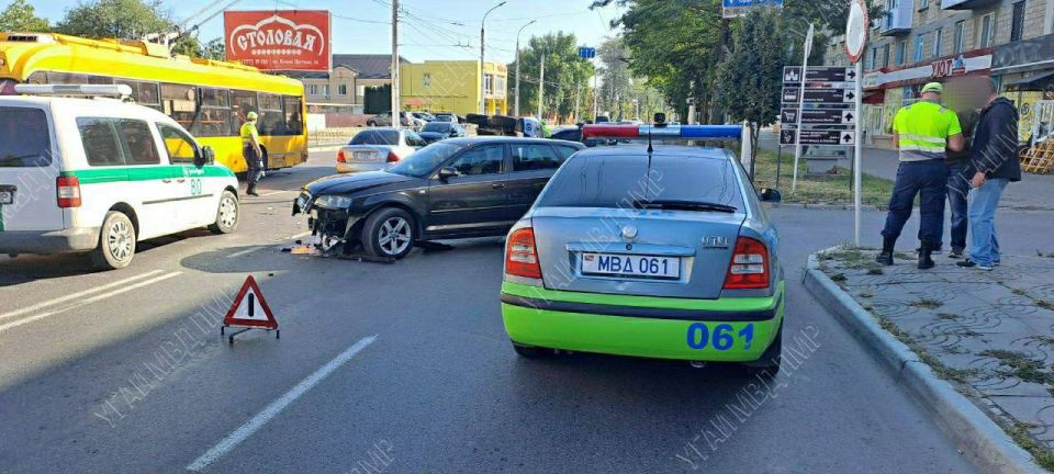 ДТП в столице. Утром 23 сентября в Тирасполе на улице Карла Либкнехта (в Бородинском микрорайоне) произошло ДТП с участием автомобилей «Ауди» и «Мицубиси» ДТП в столице. Утром 23 сентября в Тирасполе на улице Карла Либкнехта (в Бородинском микрорайоне) произошло ДТП с участием автомобилей «Ауди» и «Мицубиси»