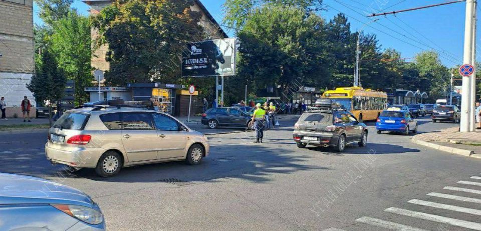 ДТП в столице. Утром 23 сентября в Тирасполе на улице Карла Либкнехта (в Бородинском микрорайоне) произошло ДТП с участием автомобилей «Ауди» и «Мицубиси» ДТП в столице. Утром 23 сентября в Тирасполе на улице Карла Либкнехта (в Бородинском микрорайоне) произошло ДТП с участием автомобилей «Ауди» и «Мицубиси»