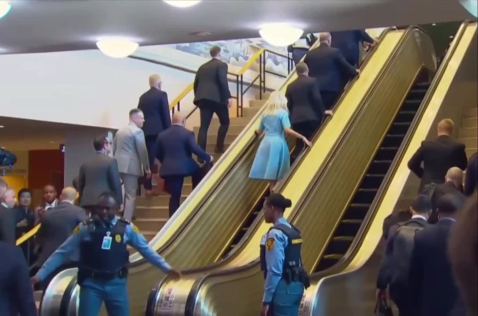 Власти США расследуют остановку эскалатора в ООН, когда на него ступили Дональд и Мелания Трамп, — пресс-секретарь Белого дома Левитт