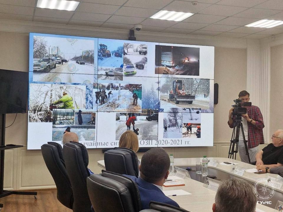 23 сентября в МВД прошло третье заседание Государственной комиссии по ЧС под руководством министра внутренних дел Виталия Нягу 23 сентября в МВД прошло третье заседание Государственной комиссии по ЧС под руководством министра внутренних дел Виталия Нягу