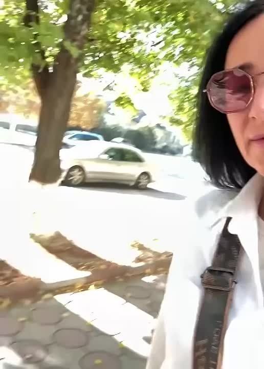 Сегодня по улицам Дубоссар прогуливался аист… и вел себя почти как местные: он просто шагал по своим делам, как будто весь город — его двор