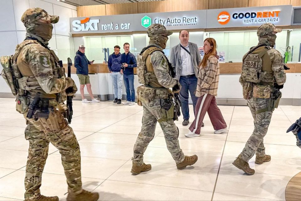 В аэропорту Кишинева встречает Плахотнюка группа товарищей с автоматами