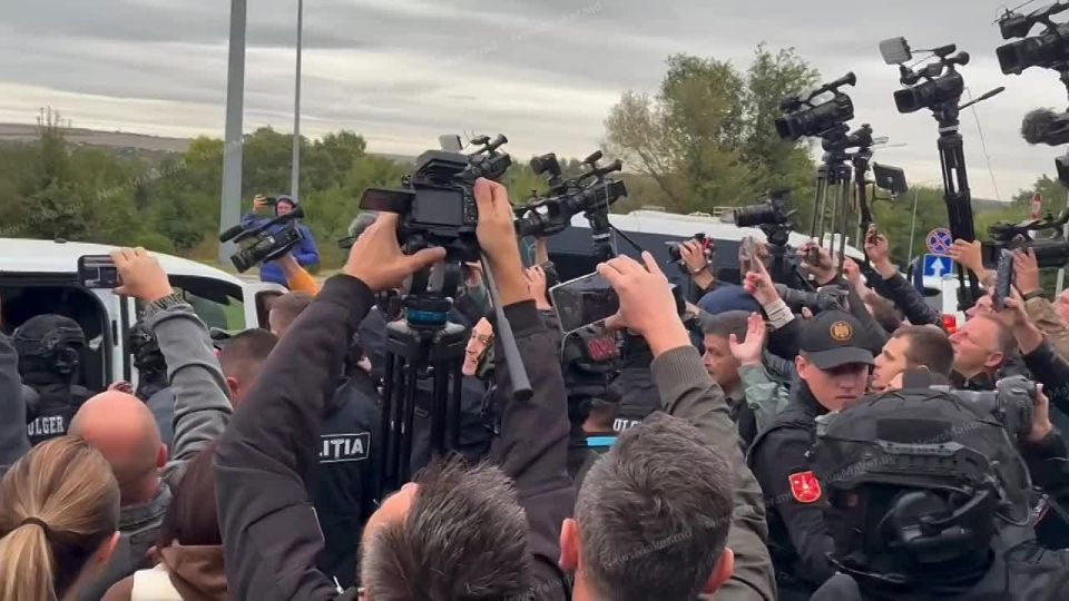 А вот так, под выкрики: «Плахотнюк не забывай: тюрьма — твой дом», — выводили беглого политика из аэропорта