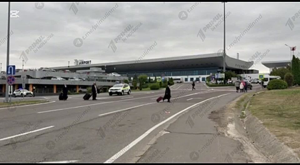 У кишиневского аэропорта уже дежурит полиция