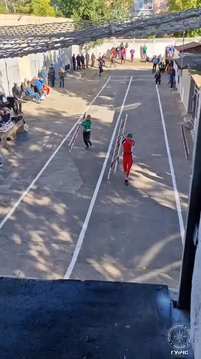 Пожарные поднимаются по штурмовой лестнице в окно 4-го этажа учебной башни