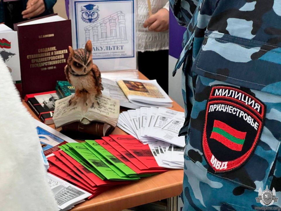 На пути к успеху. Курсанты и студенты Тираспольского юридического института МВД присутствовали 26 сентября на Первом Республиканском молодёжном форуме «Формула успеха», который проводят в ПГУ им.Т.Г.Шевченко 26 и 27 сентября На пути к успеху. Курсанты и студенты Тираспольского юридического института МВД присутствовали 26 сентября на Первом Республиканском молодёжном форуме «Формула успеха», который проводят в ПГУ им.Т.Г.Шевченко 26 и 27 сентября