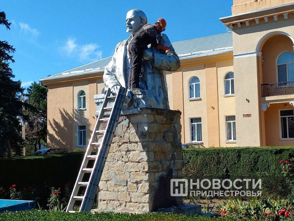 В Дубоссарах по просьбе жителей города ремонтируют памятник Ленину В Дубоссарах по просьбе жителей города ремонтируют памятник Ленину